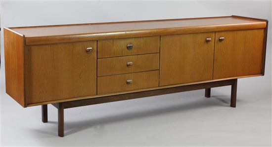 A Niels Moller teak dining suite, table extends to 7ft 1in. x 3ft 9.5in. x 2ft 6in.